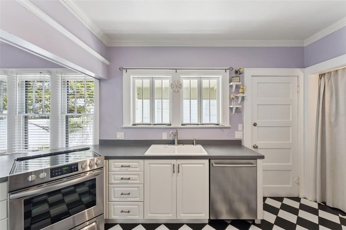 12 THORNTON AVENUE — photo 17 of 53