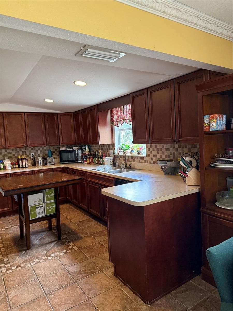 915 HILLSIDE COURT — photo 11 of 15