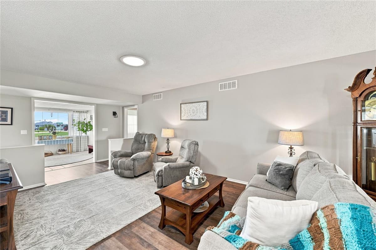 1405 HACIENDA DRIVE — photo 12 of 48