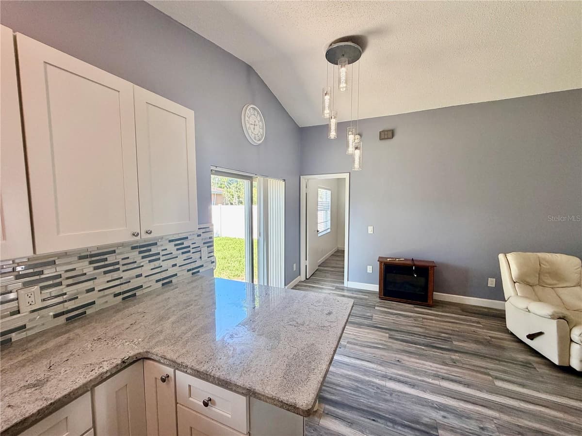 2604 KIRBY STREET — photo 6 of 15