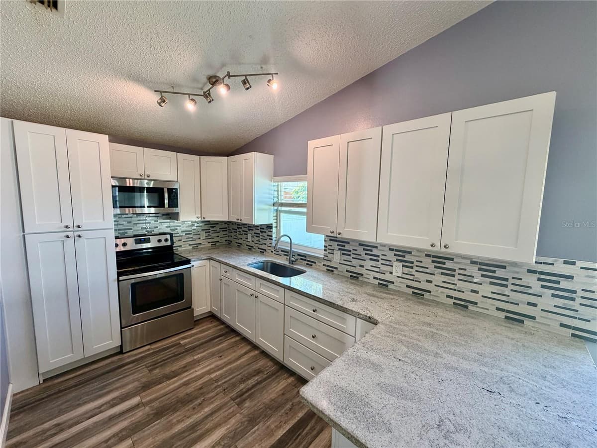 2604 KIRBY STREET — photo 4 of 15