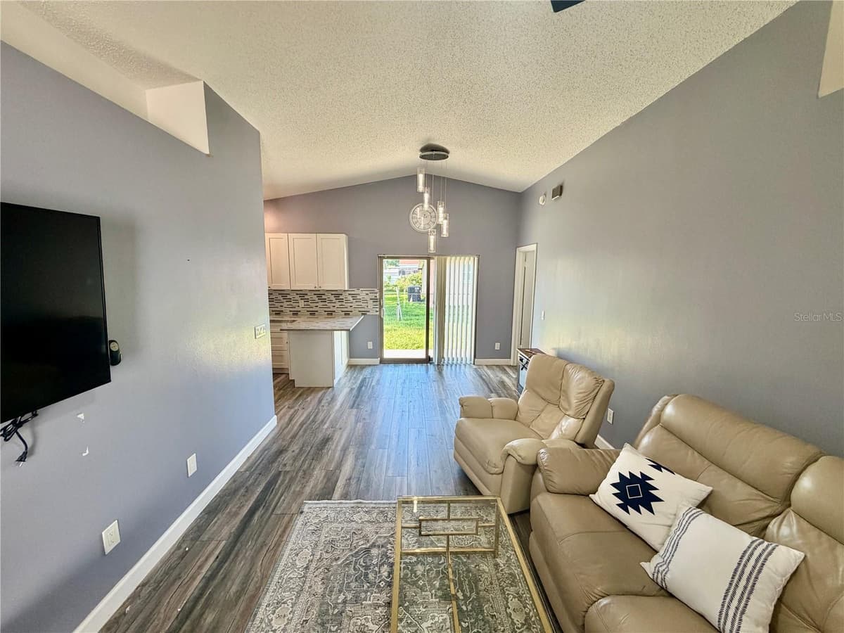 2604 KIRBY STREET — photo 3 of 15