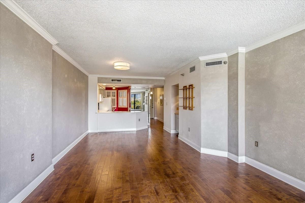 401 ROBINSON STREET — photo 6 of 35