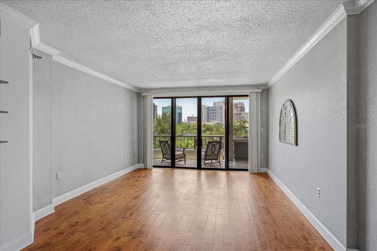 401 ROBINSON STREET — photo 4 of 35