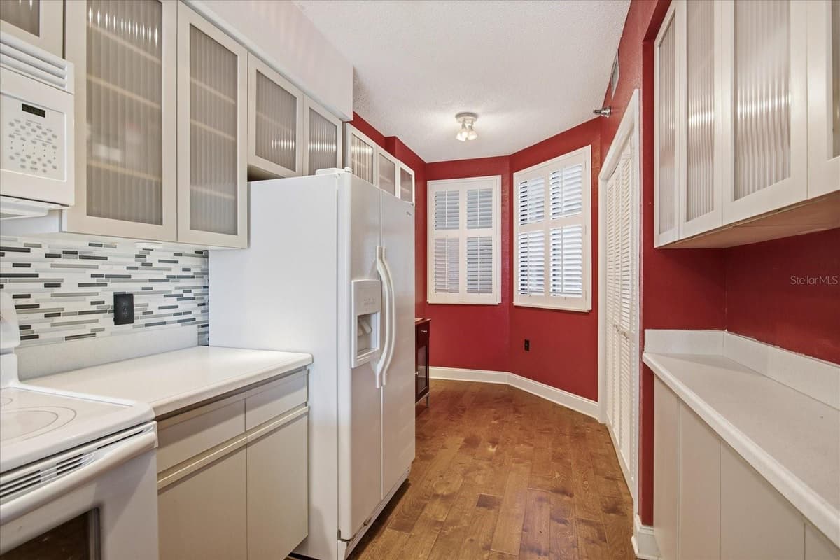 401 ROBINSON STREET — photo 10 of 35
