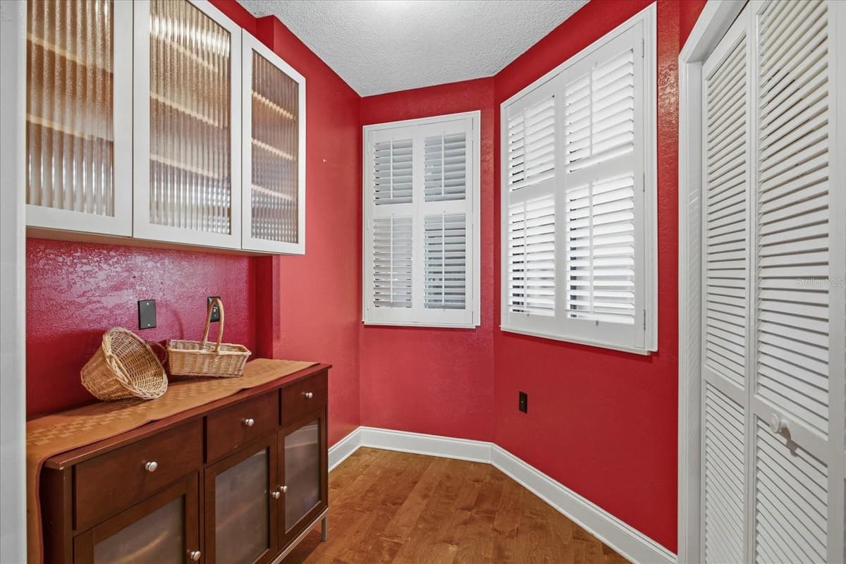 401 ROBINSON STREET — photo 12 of 35