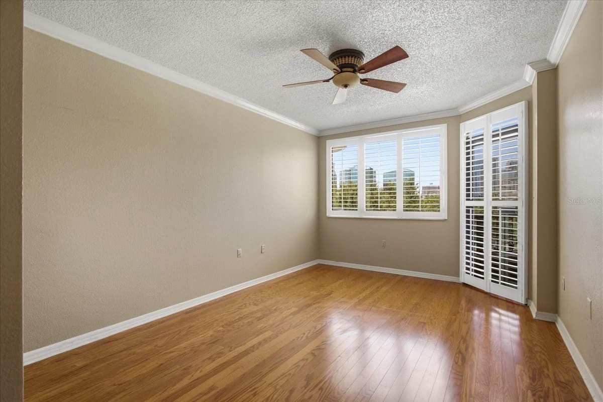 401 ROBINSON STREET — photo 14 of 35