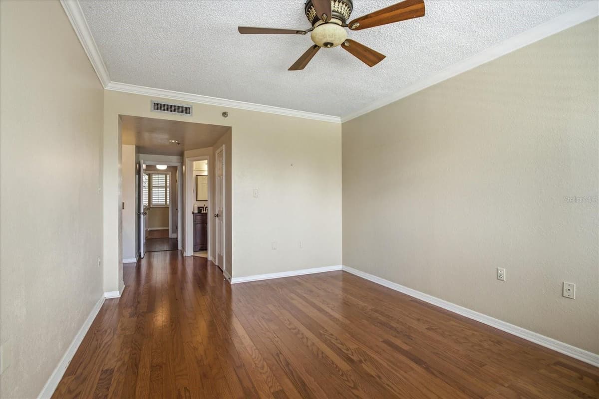 401 ROBINSON STREET — photo 15 of 35