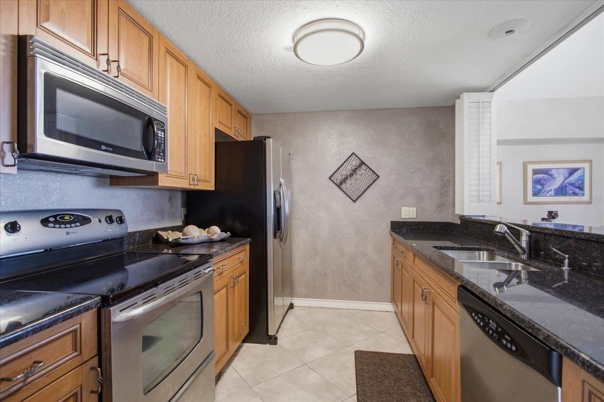401 ROBINSON STREET — photo 28 of 35