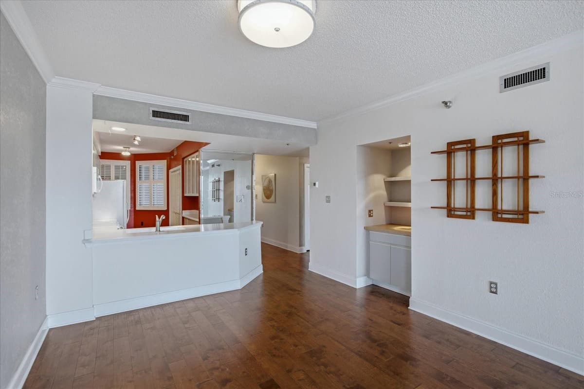 401 ROBINSON STREET — photo 7 of 35