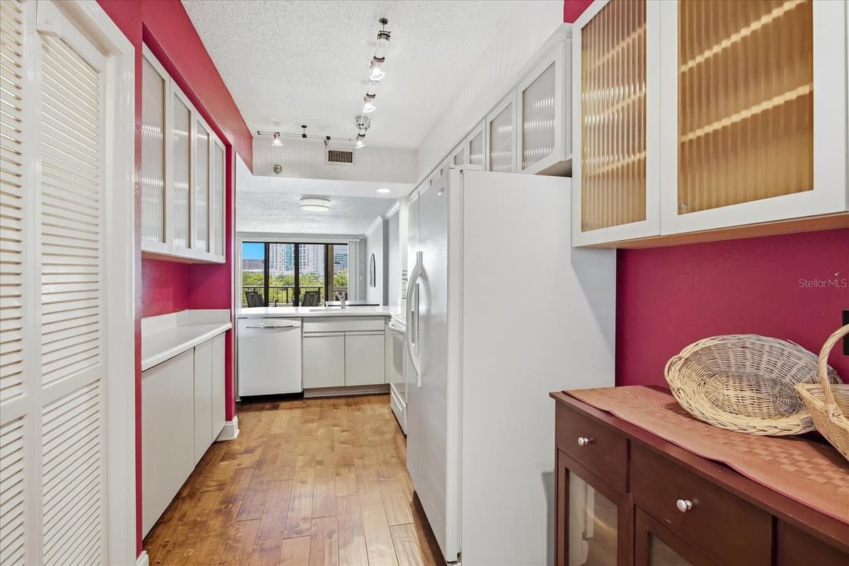 401 ROBINSON STREET — photo 11 of 35
