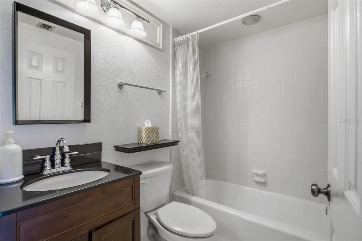 401 ROBINSON STREET — photo 17 of 35