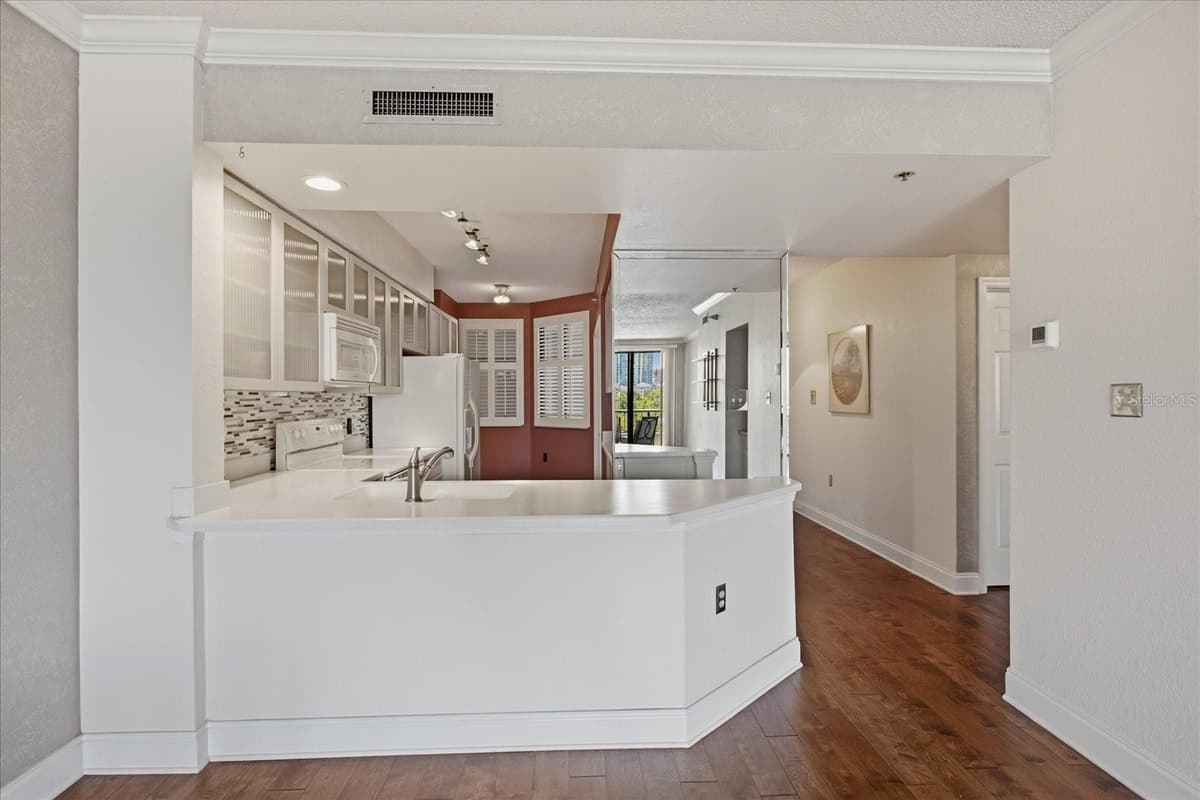 401 ROBINSON STREET — photo 8 of 35