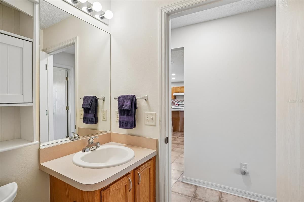 970 KENOVA AVENUE — photo 24 of 48