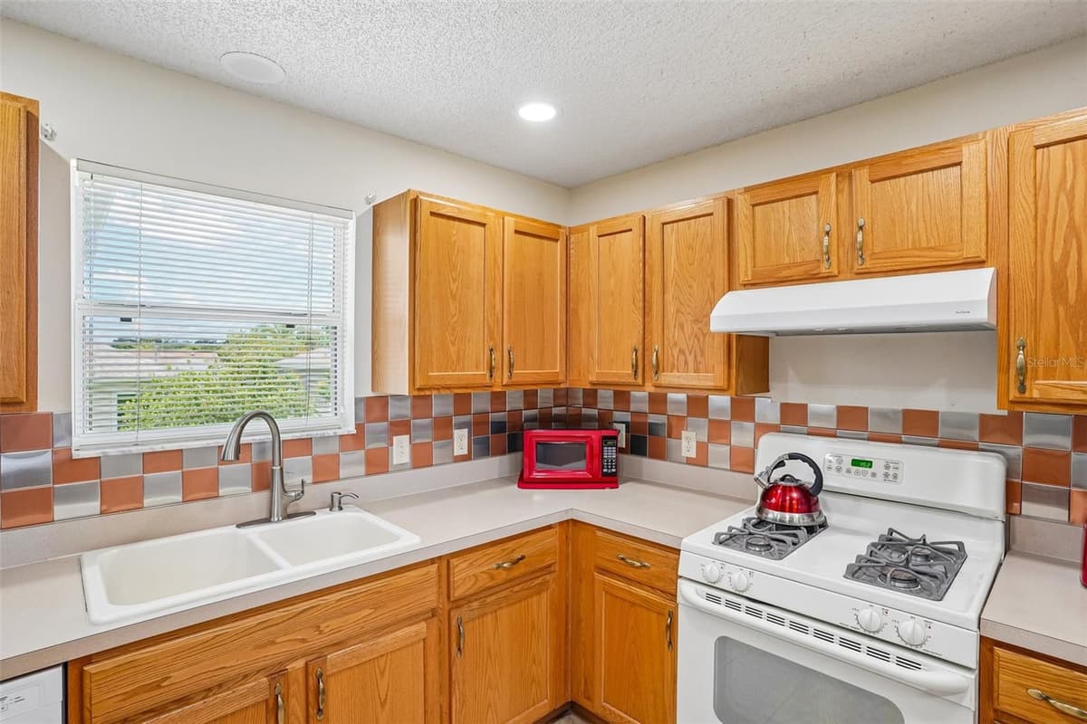 970 KENOVA AVENUE — photo 10 of 48