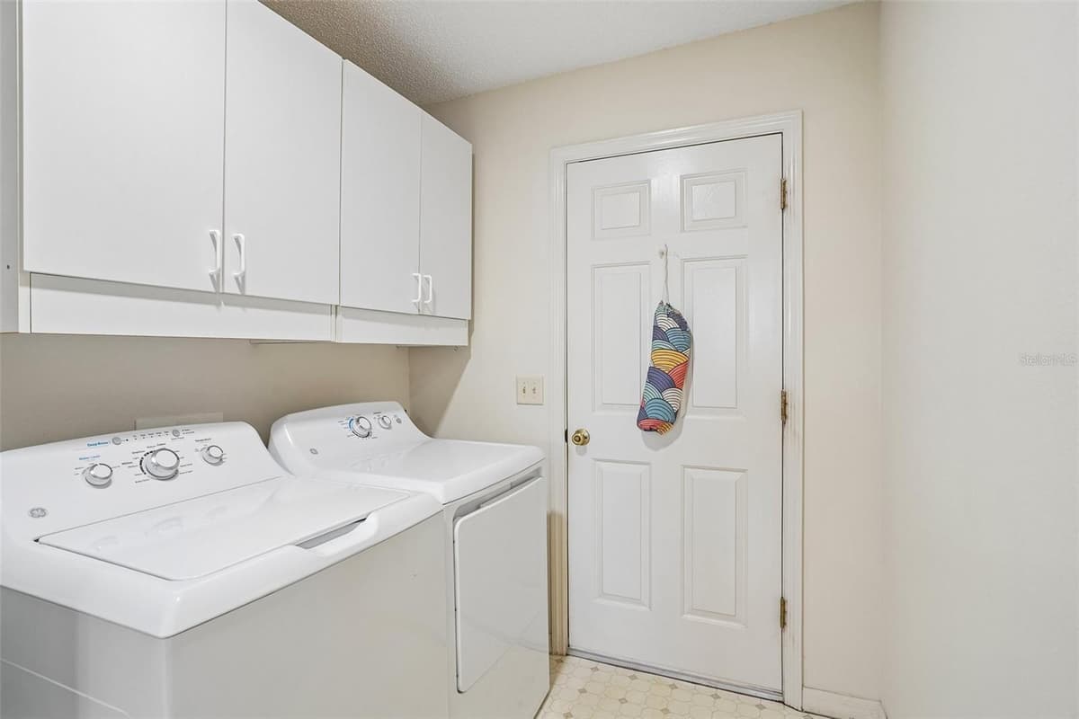 970 KENOVA AVENUE — photo 27 of 48
