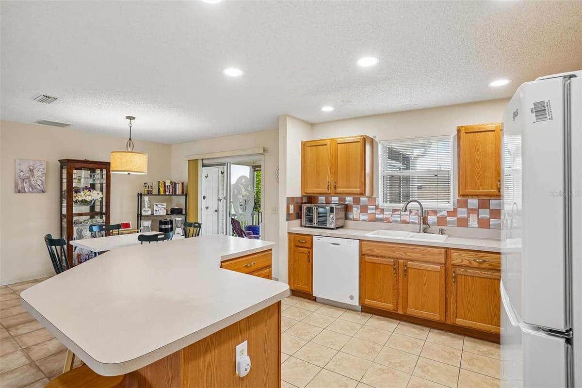 970 KENOVA AVENUE — photo 11 of 48
