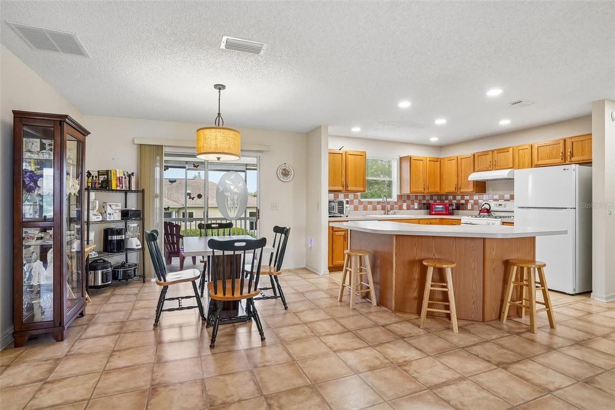 970 KENOVA AVENUE — photo 14 of 48