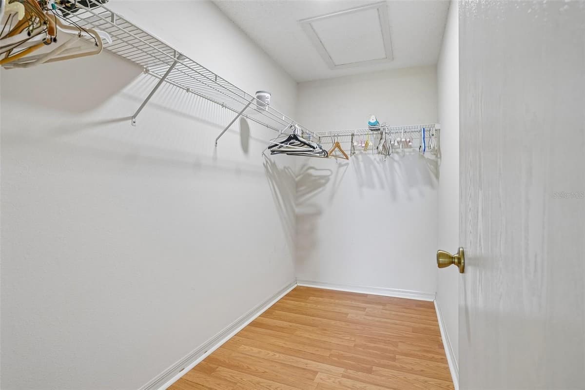 970 KENOVA AVENUE — photo 18 of 48