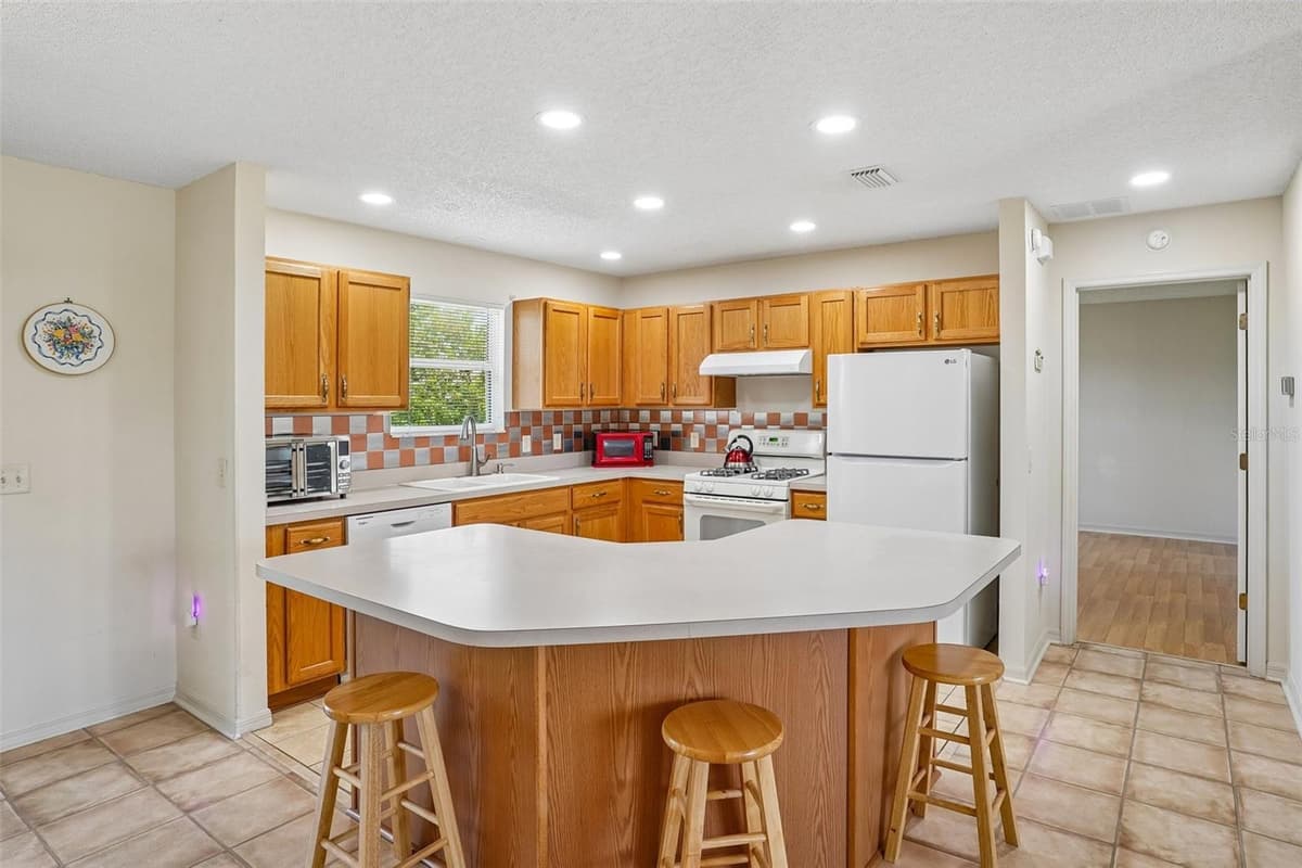 970 KENOVA AVENUE — photo 8 of 48