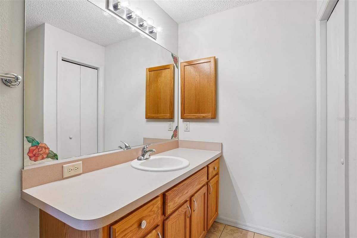 970 KENOVA AVENUE — photo 20 of 48