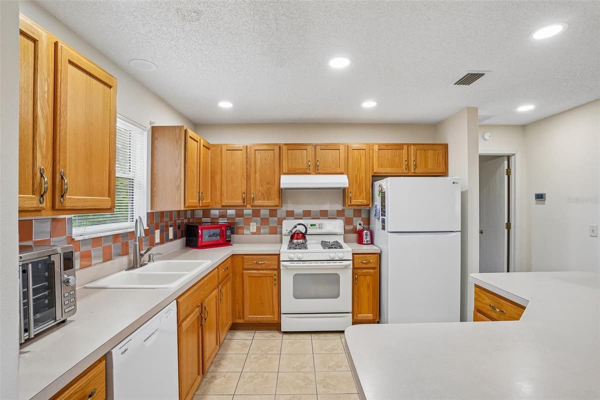 970 KENOVA AVENUE — photo 9 of 48