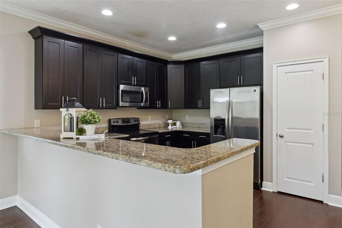 2544 MAYER STREET — photo 3 of 38