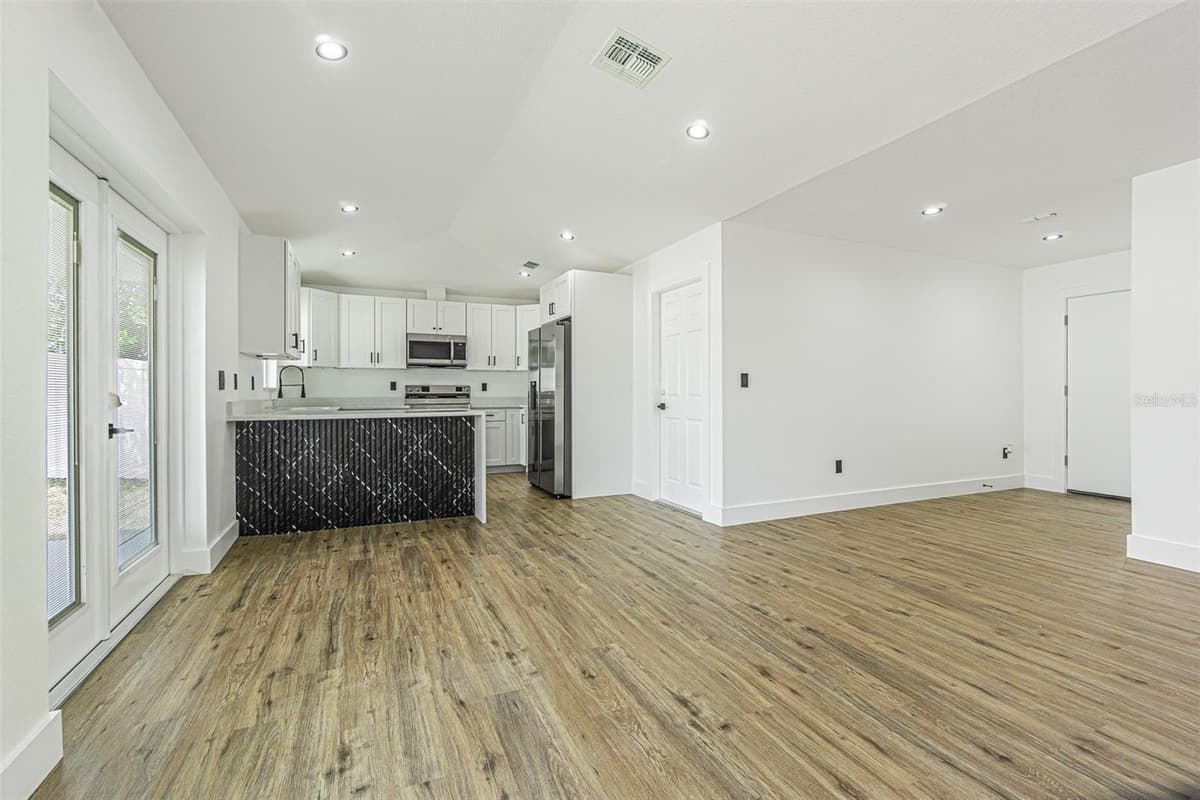 4250 OAK BLUFF AVENUE — photo 9 of 25