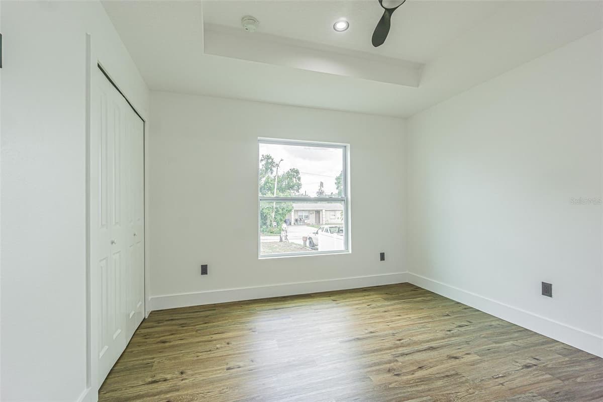 4250 OAK BLUFF AVENUE — photo 18 of 25