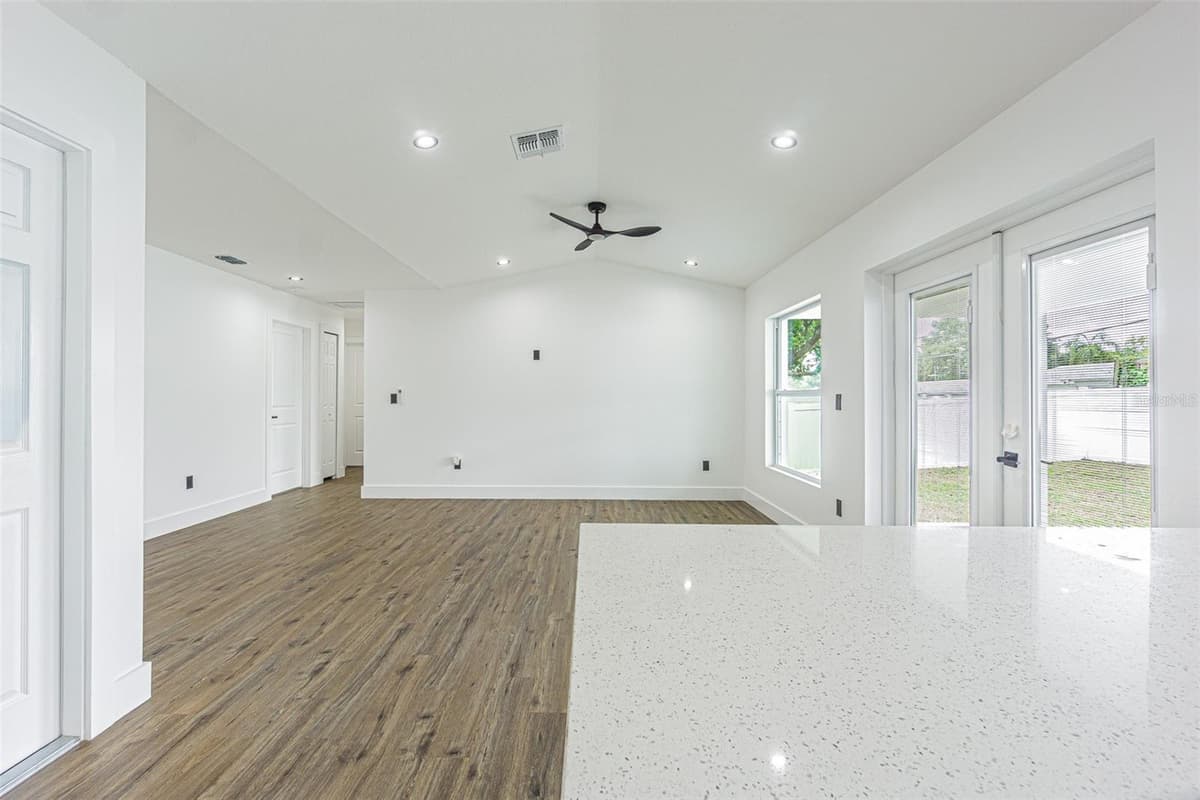 4250 OAK BLUFF AVENUE — photo 8 of 25
