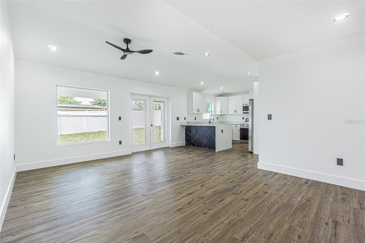 4250 OAK BLUFF AVENUE — photo 11 of 25