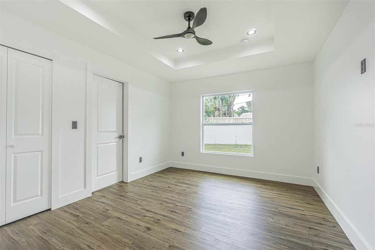 4250 OAK BLUFF AVENUE — photo 13 of 25