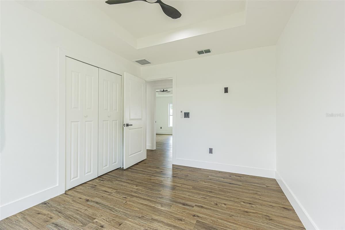4250 OAK BLUFF AVENUE — photo 15 of 25