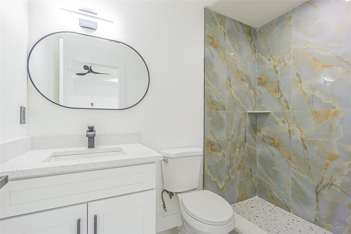 4250 OAK BLUFF AVENUE — photo 14 of 25