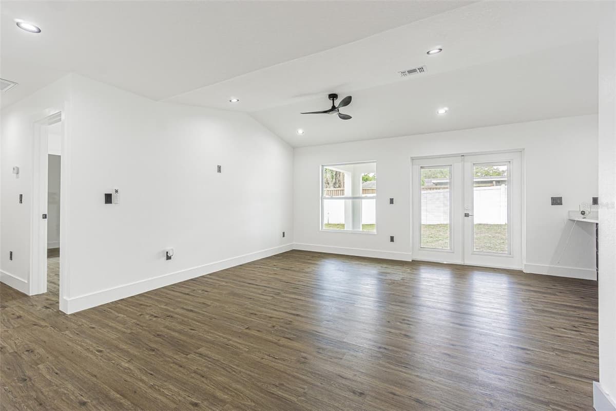 4250 OAK BLUFF AVENUE — photo 10 of 25