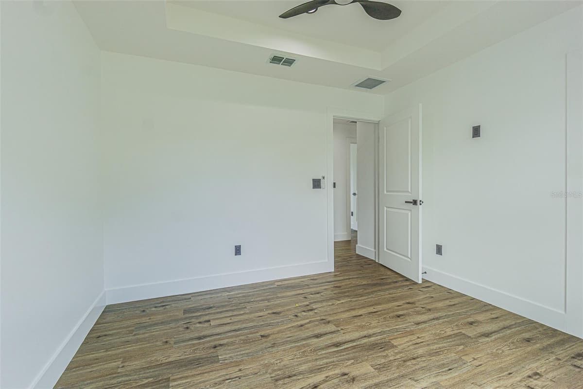 4250 OAK BLUFF AVENUE — photo 19 of 25