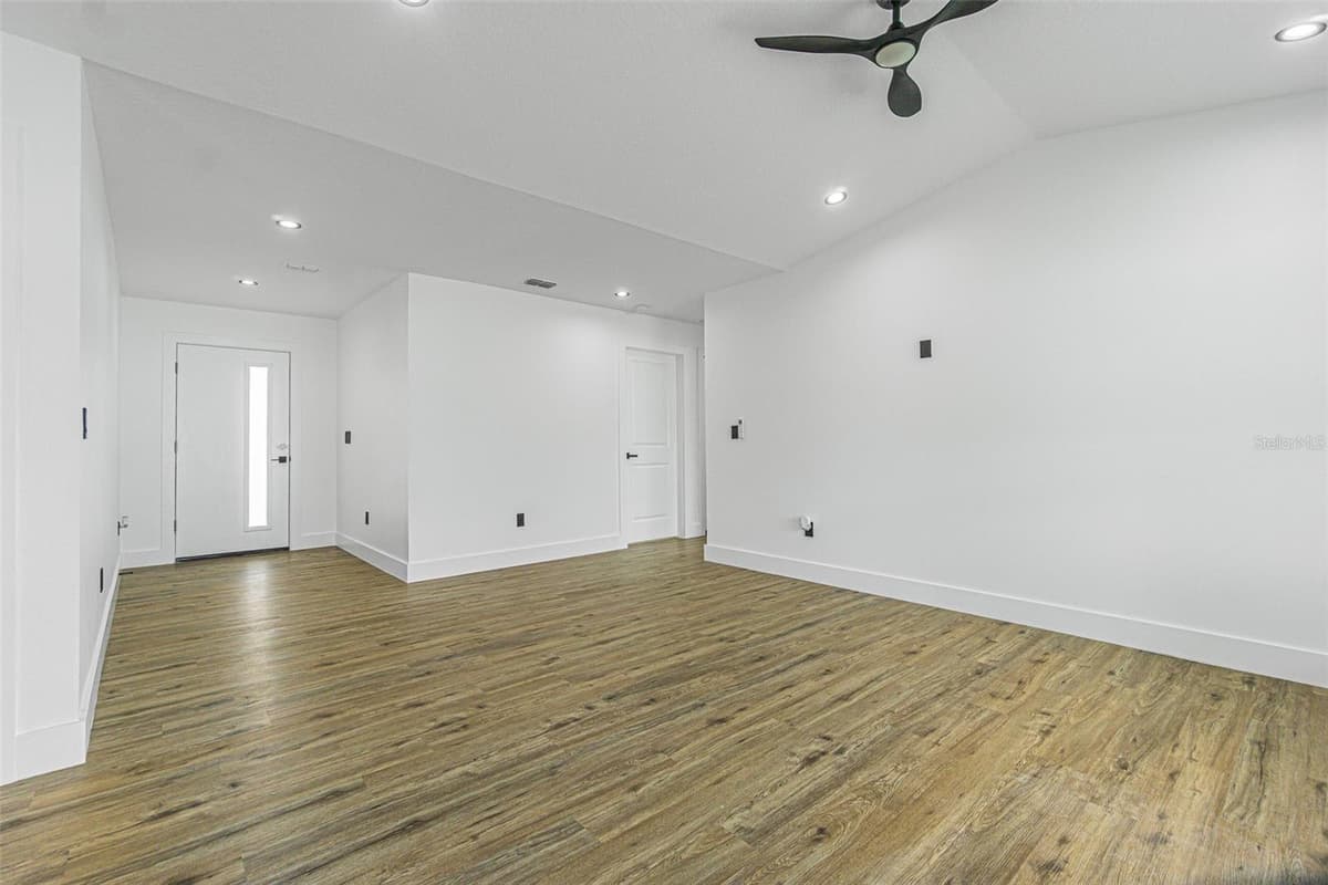 4250 OAK BLUFF AVENUE — photo 12 of 25