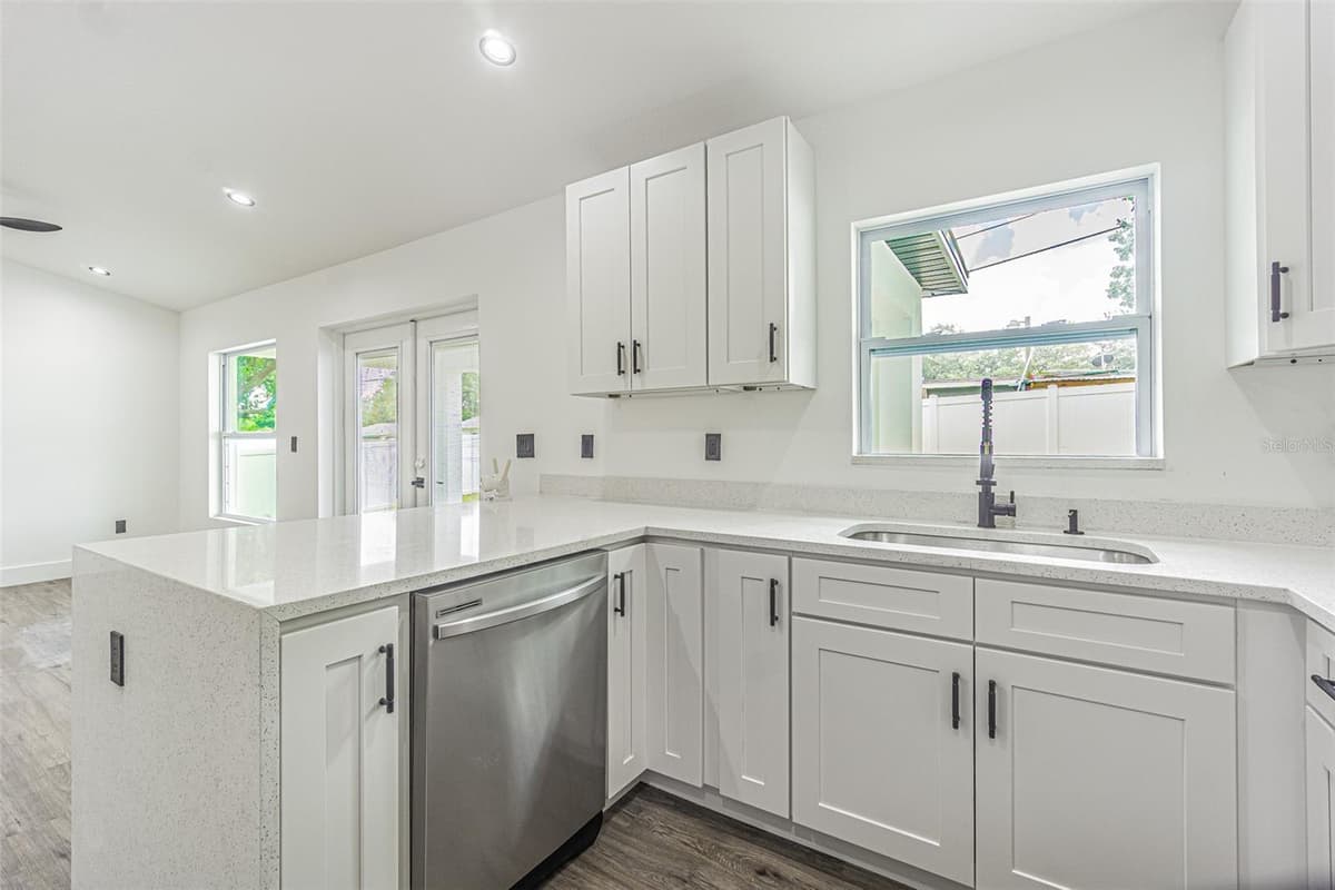 4250 OAK BLUFF AVENUE — photo 7 of 25
