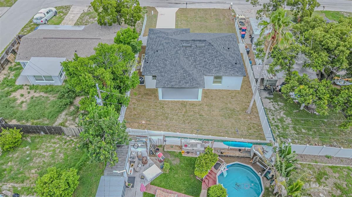 4250 OAK BLUFF AVENUE — photo 5 of 25