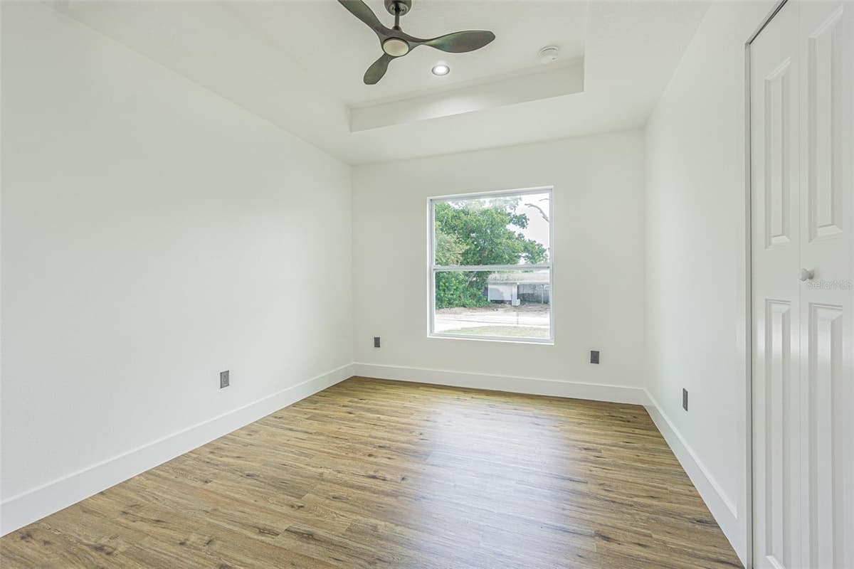 4250 OAK BLUFF AVENUE — photo 16 of 25