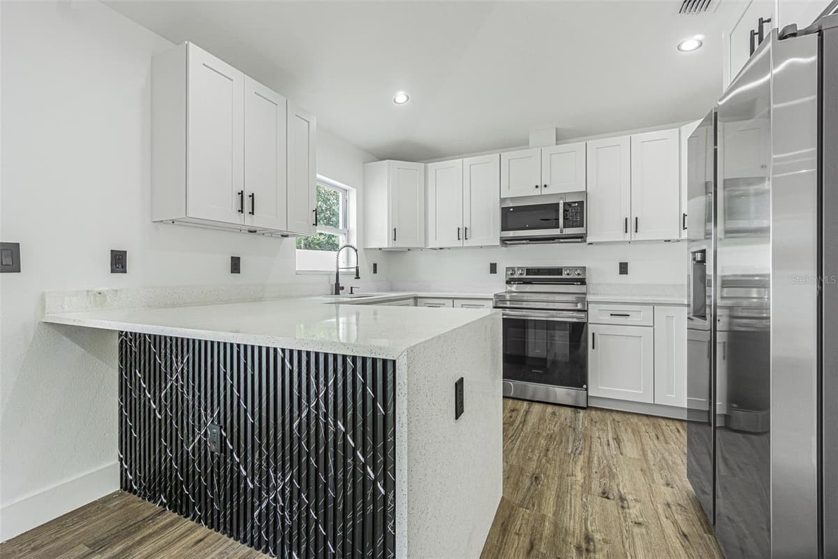 4250 OAK BLUFF AVENUE — photo 6 of 25
