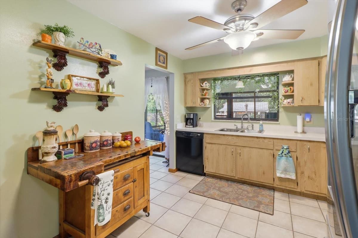 9188 COMMODORE DRIVE — photo 9 of 42