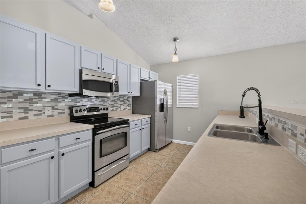 2225 SANDRIDGE CIRCLE — photo 3 of 22
