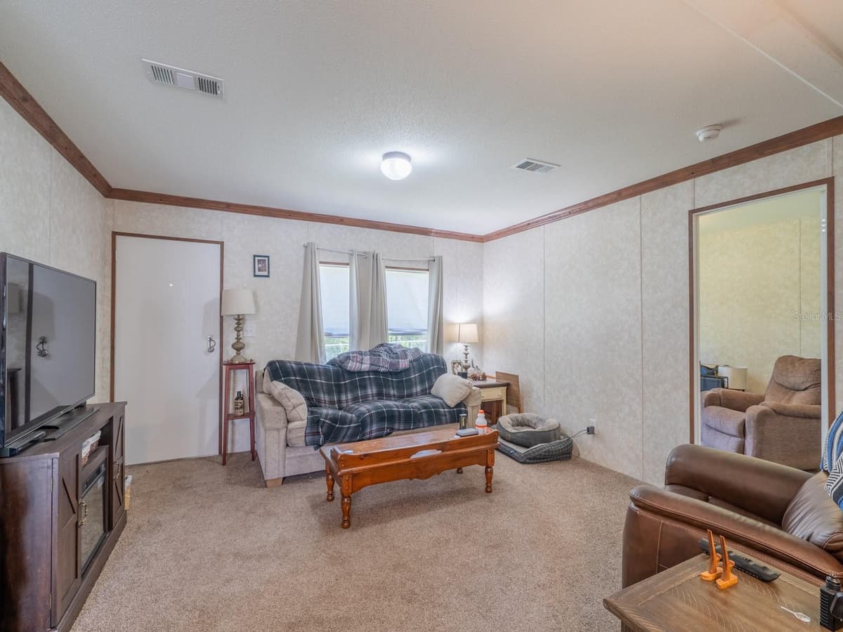 14668 204TH PLACE — photo 5 of 38