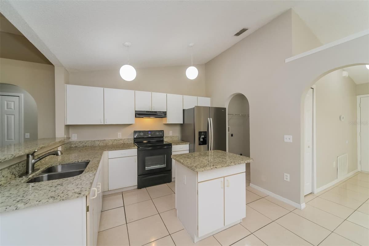 611 BASINGSTOKE COURT — photo 9 of 21