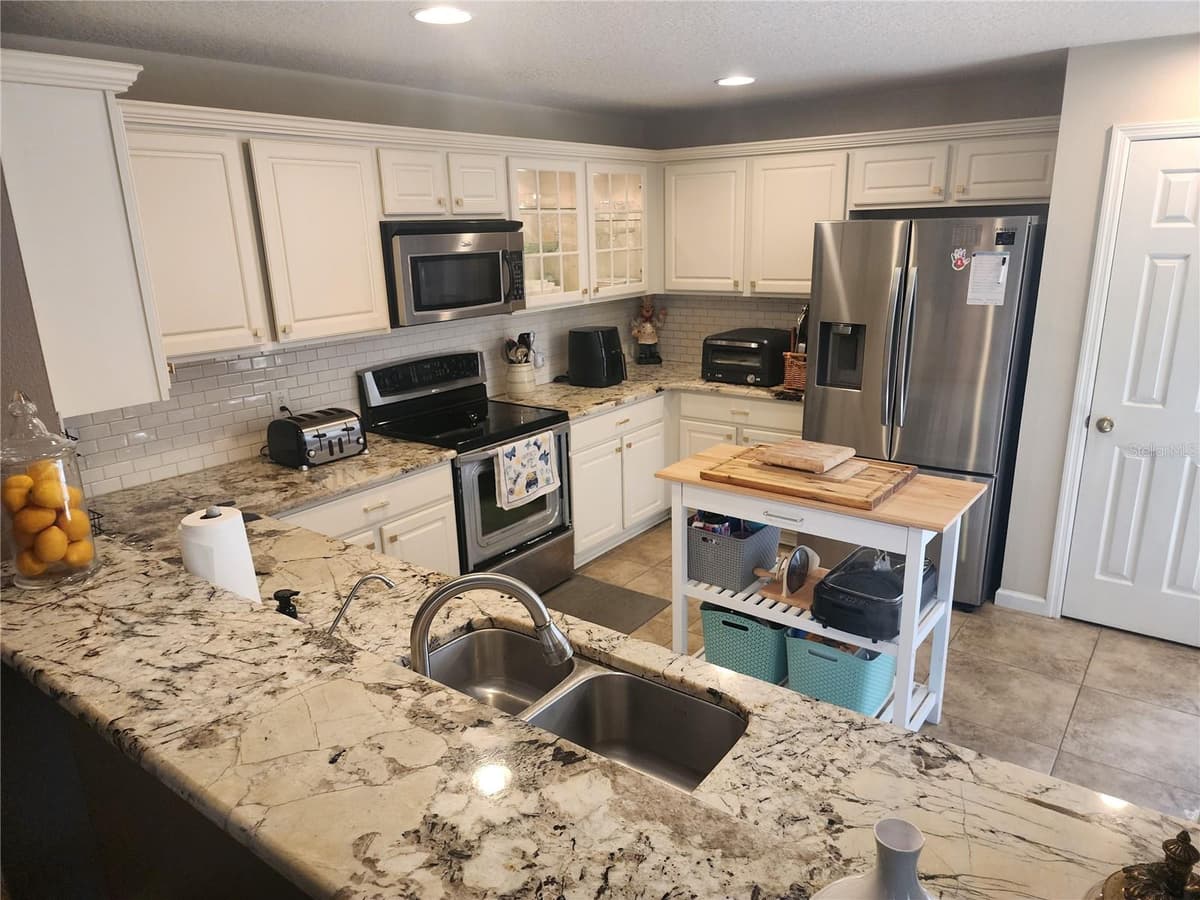 32 ANGELA DRIVE — photo 8 of 30