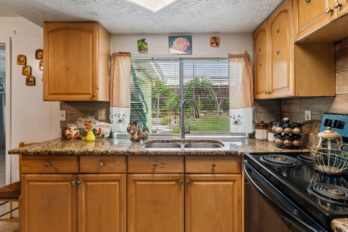 3415 CLYDESDALE DR — photo 3 of 42