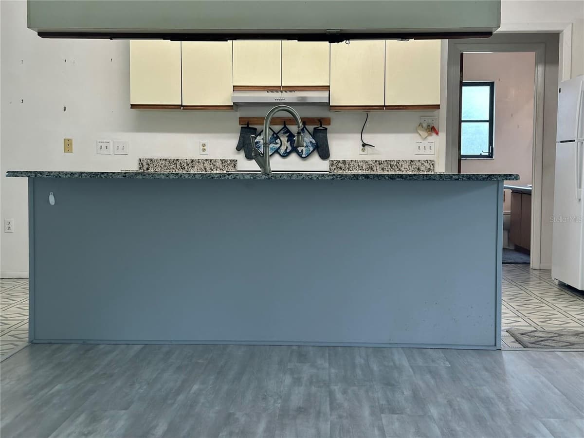 13075 BATLIN AVENUE — photo 11 of 36
