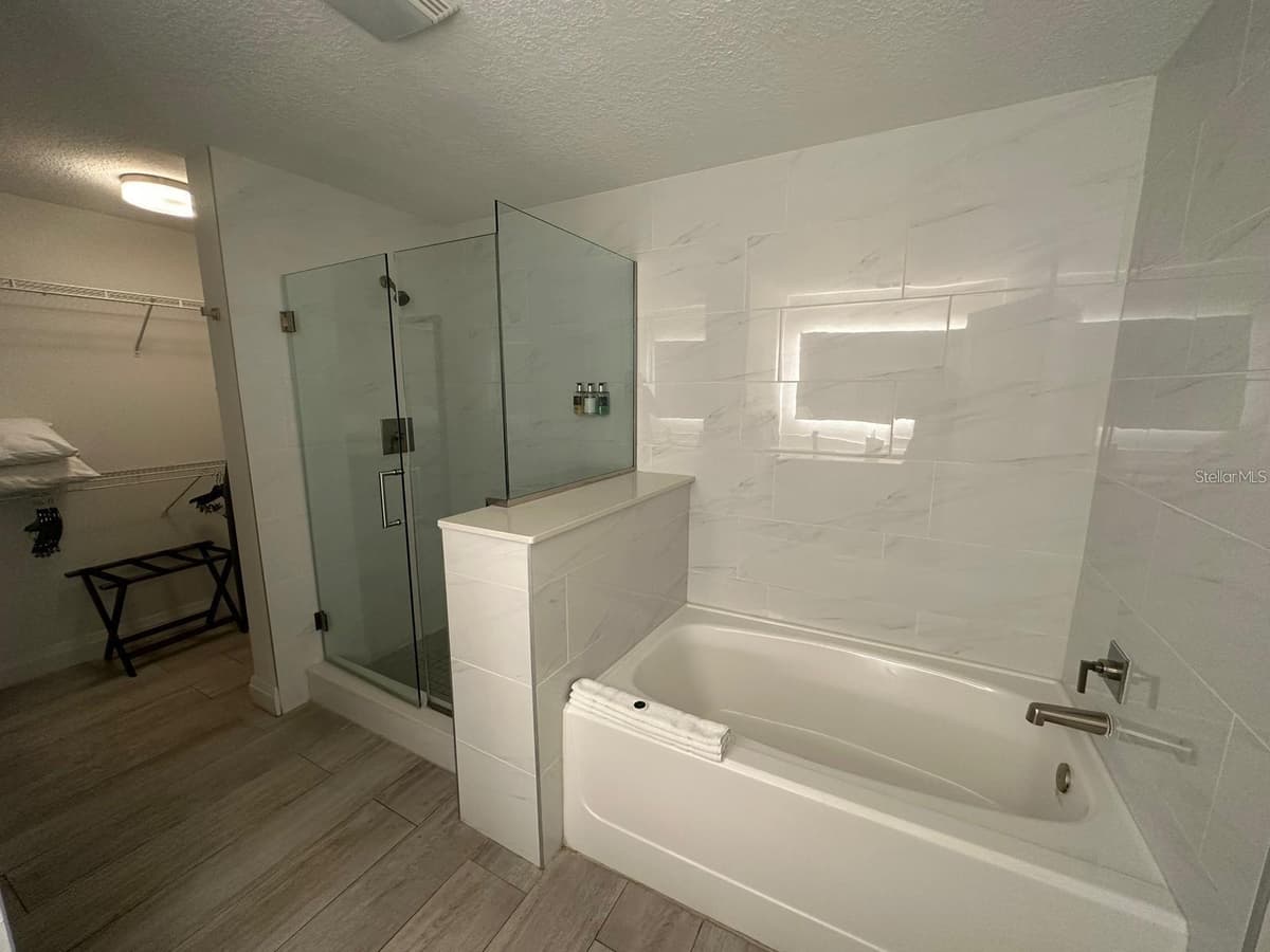 14501 GROVE RESORT AVENUE — photo 8 of 29