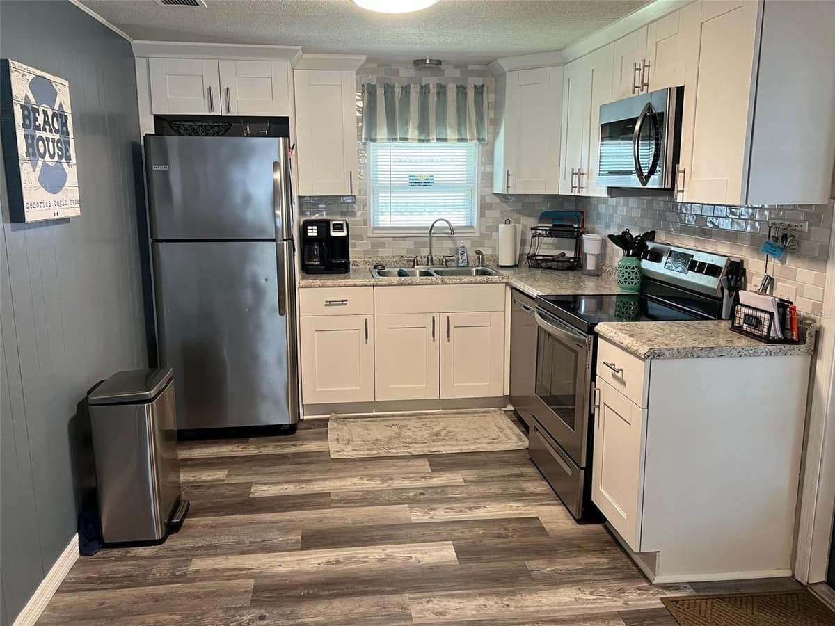 142 FERN PALM STREET — photo 11 of 31